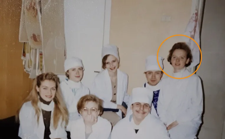 Ирина во время учёбы в медицинском институте среди однокурсников