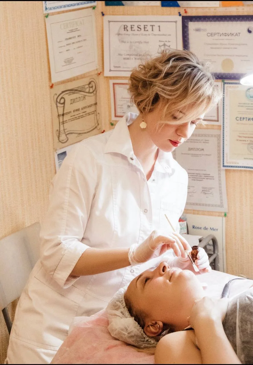 Ирина проводит косметологическую процедуру