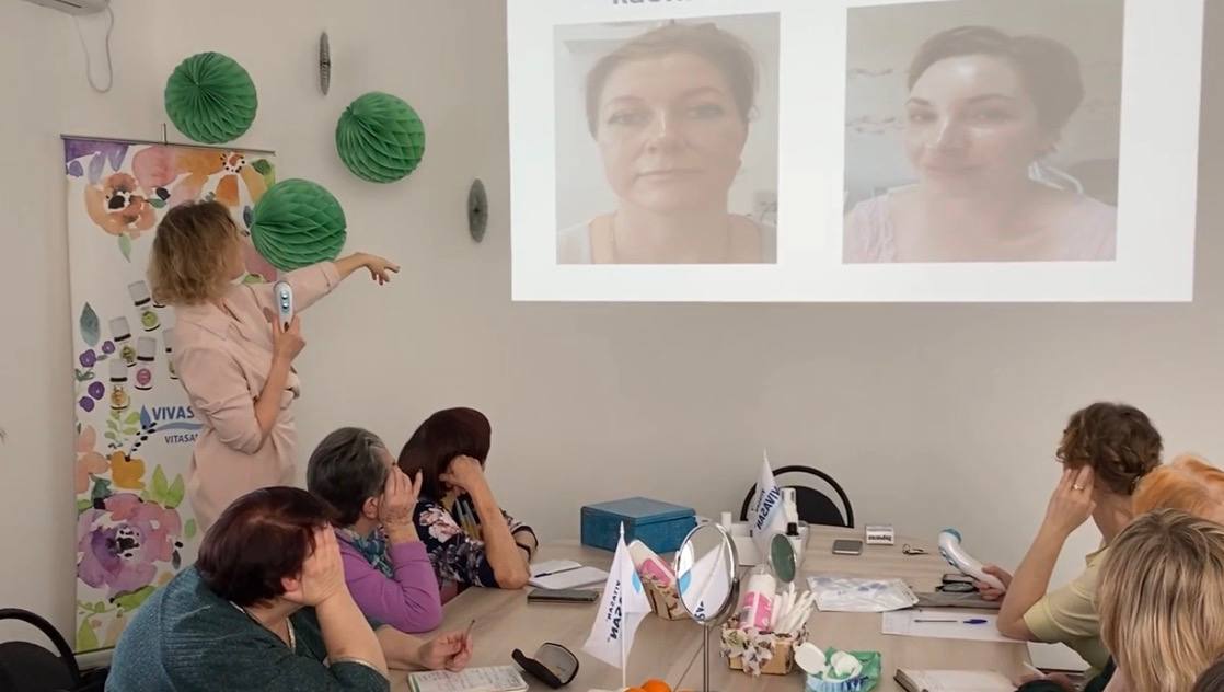 Ирина проводит занятие по домашнему уходу для группы женщин